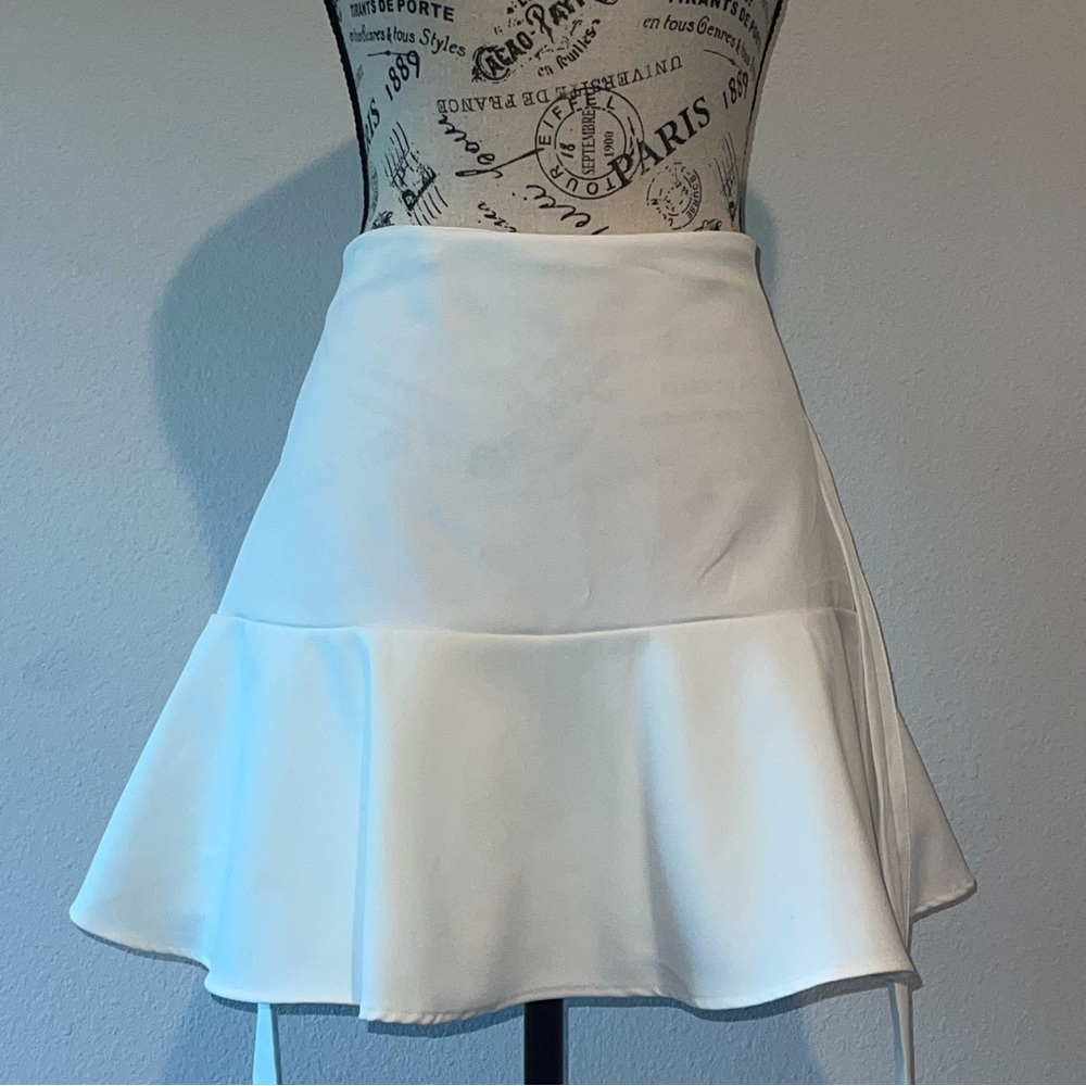 White ruffle trimmed skirt with belt attached